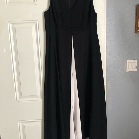 Beautiful jumpsuit, elegant….. size M- L ……..excellent condition….like new. - Picture 2 of 15
